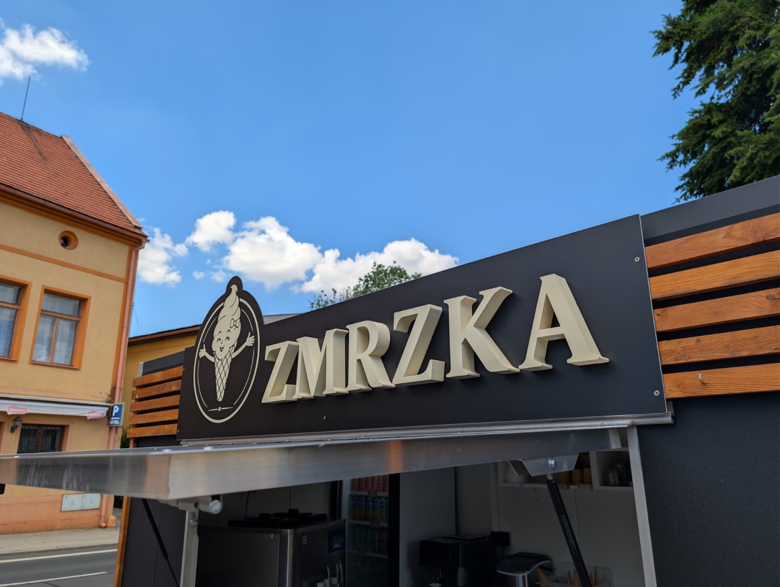 3D nápis Zmrzka z lakovaného polystyrenu na prodejním stánku
